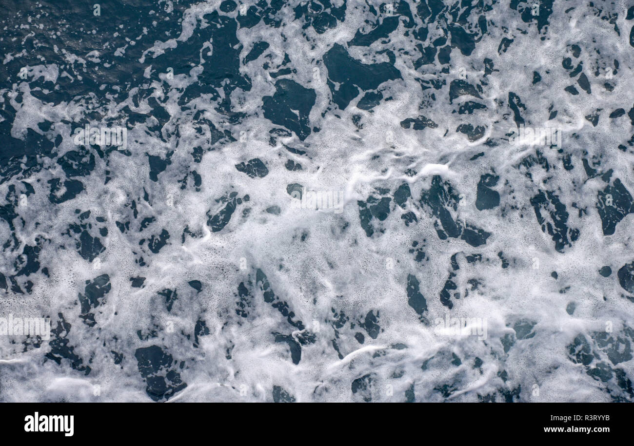 Vue d'en haut sur une surface de la mer mousseuse tourné à partir de ci-dessus, sur un bateau de croisière Voyage Banque D'Images