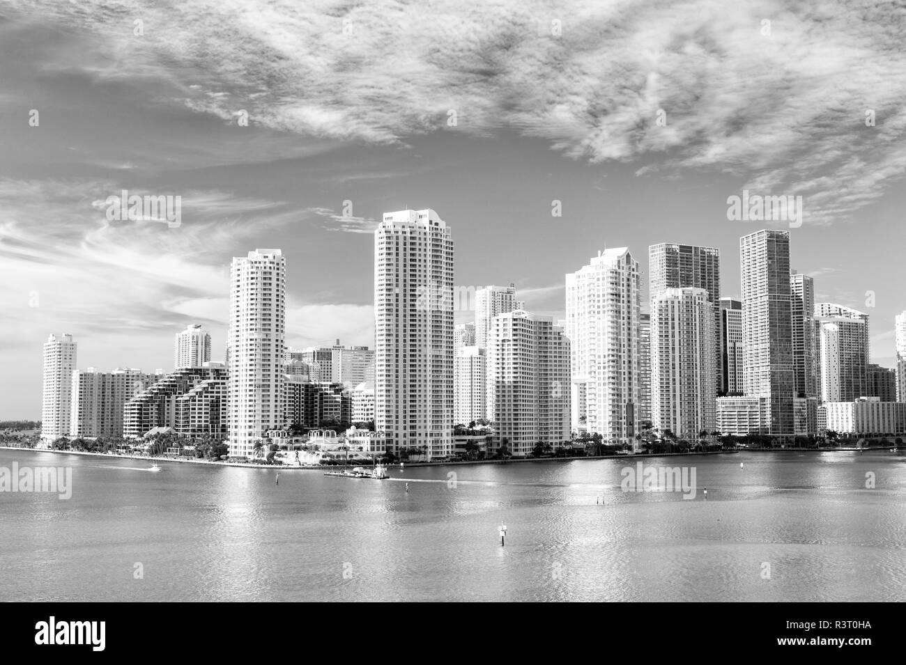 Vue sur le centre-ville de Miami et ensoleillée à jour nuageux avec une architecture stupéfiante Banque D'Images