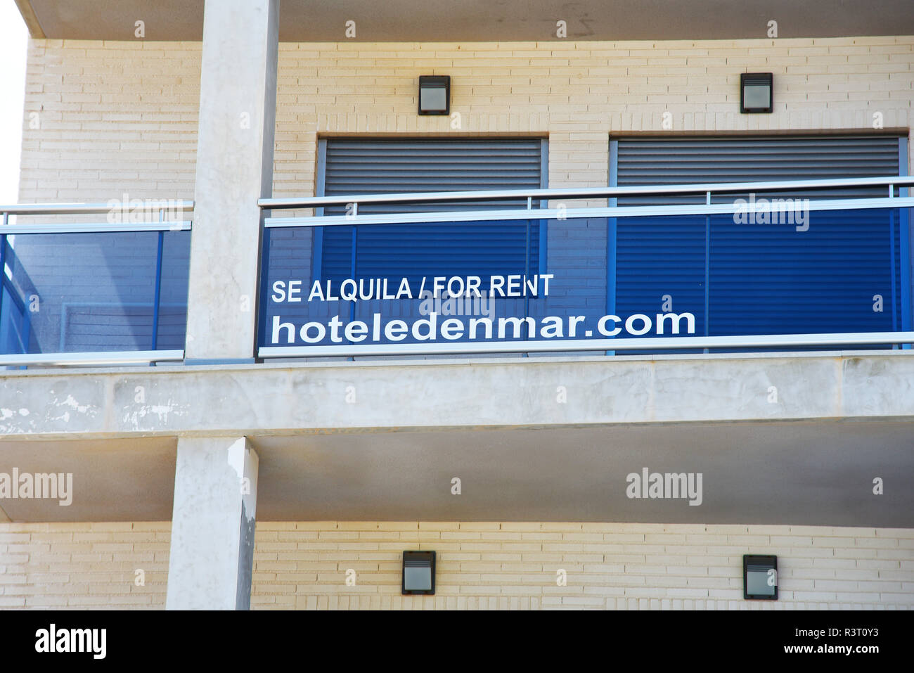 Hotel Eden Mar Se Alquila à louer signe sur balcon à Torre del Mar, Costa Blanca, Espagne. Hébergement Banque D'Images