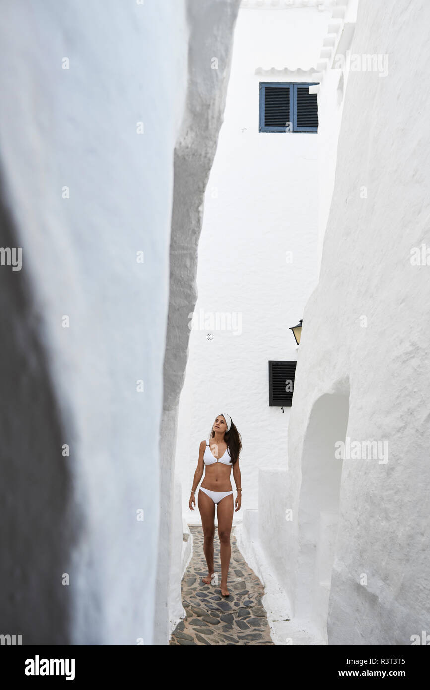 L'Espagne, Minorque, young woman wearing bikini blanc explorer alley Banque D'Images
