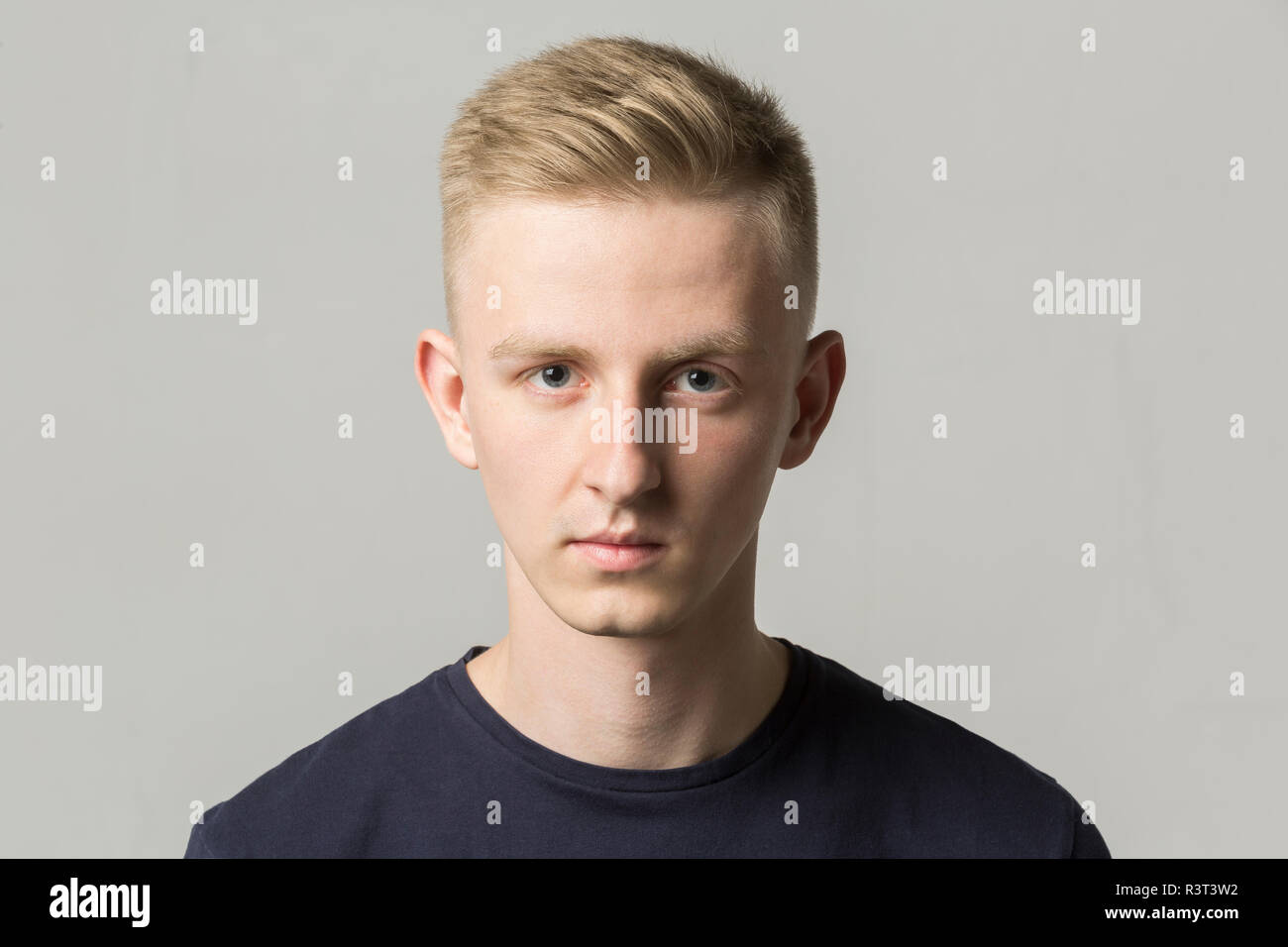 Portrait de jeune homme sérieux Banque D'Images