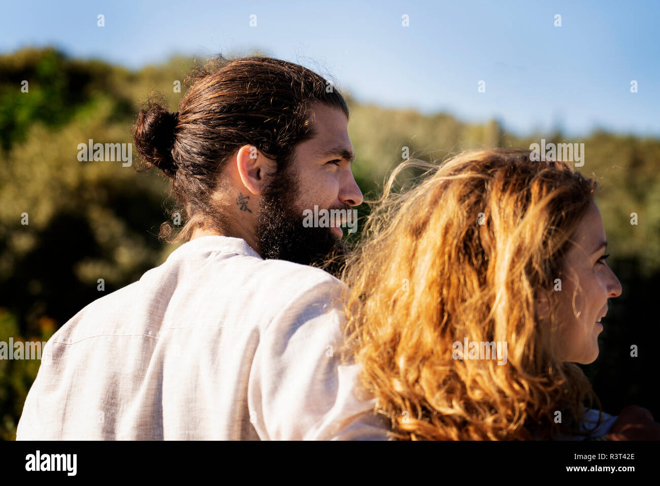 Jeune couple de prendre une marche dans les dunes Banque D'Images Jeune couple de prendre une marche dans les dunes Banque D'Images