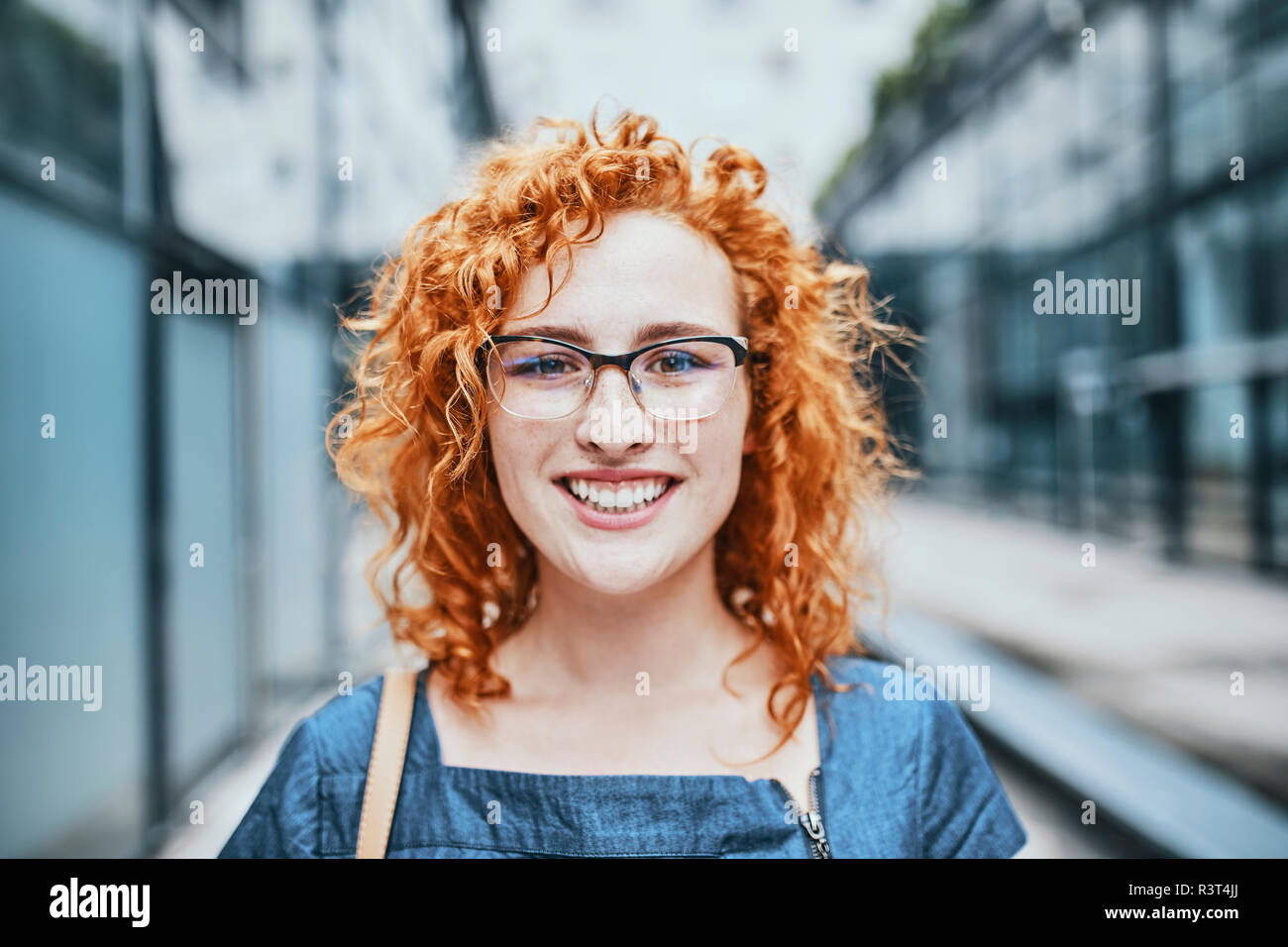 Portrait jeune femme rousse portant des lunettes Banque de photographies et  d'images à haute résolution - Alamy