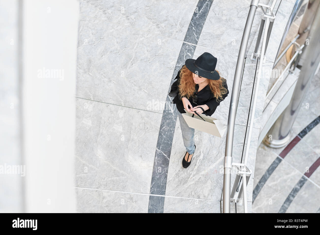 Mid adult woman wearing a hat aller faire du shopping à l'intérieur d'un centre commercial Banque D'Images