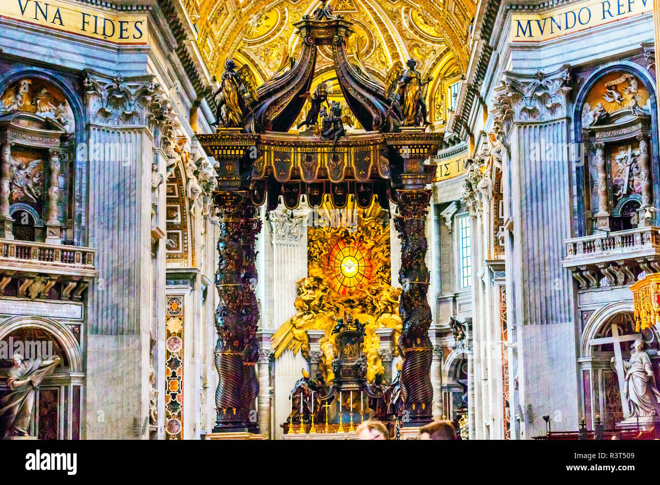 La basilique Saint Pierre Bernini Baldacchino Esprit Saint Colombe, Vatican, Rome, Italie. Baldacchino Canopy construit en 1600 sur l'autel et la tombe de Saint Pierre Banque D'Images