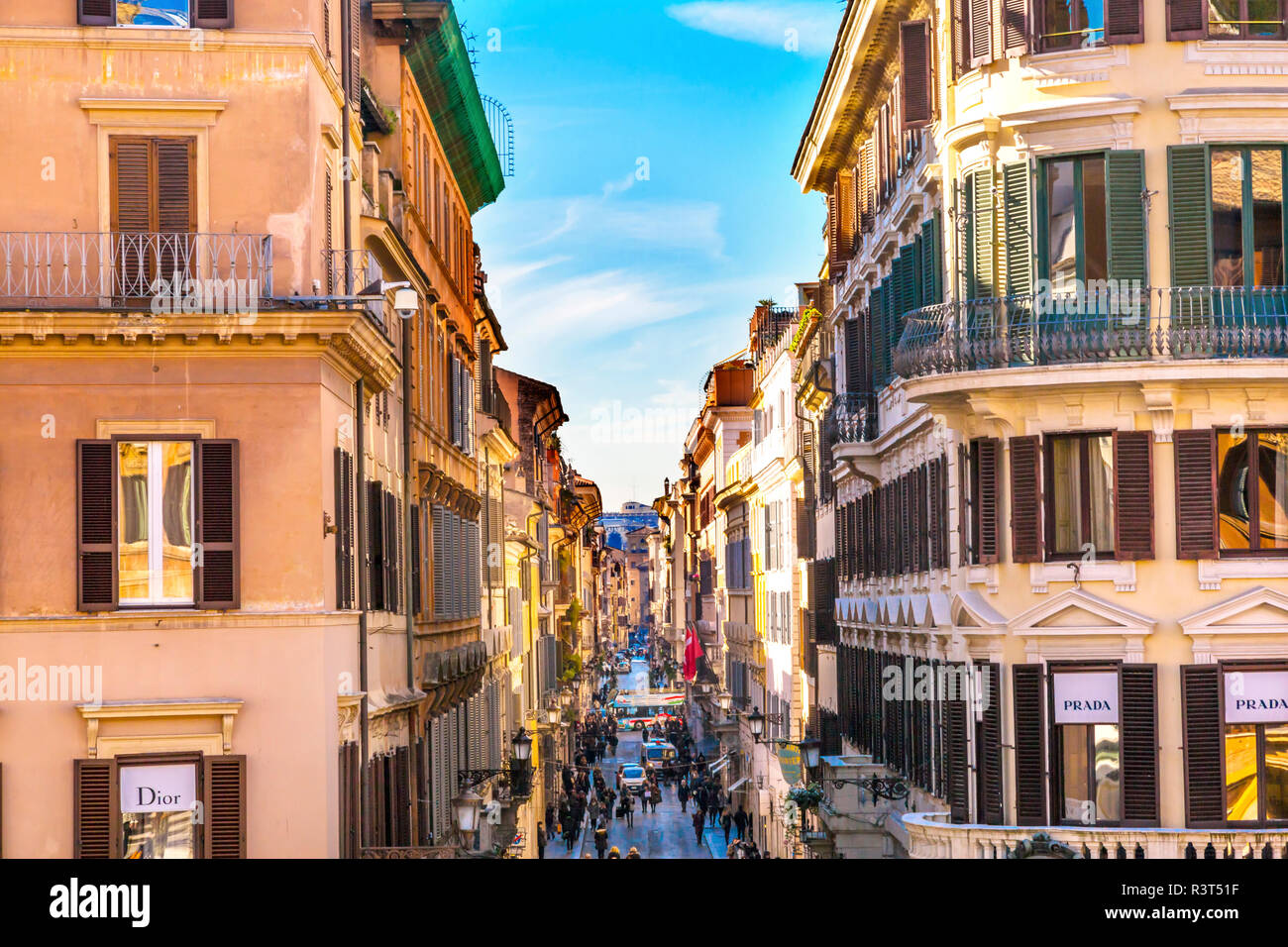 La célèbre rue commerçante via Condotti, Rome, Italie. Rue étroite avec de nombreuses marques de designers célèbres mène à la place d'Espagne à une extrémité Banque D'Images