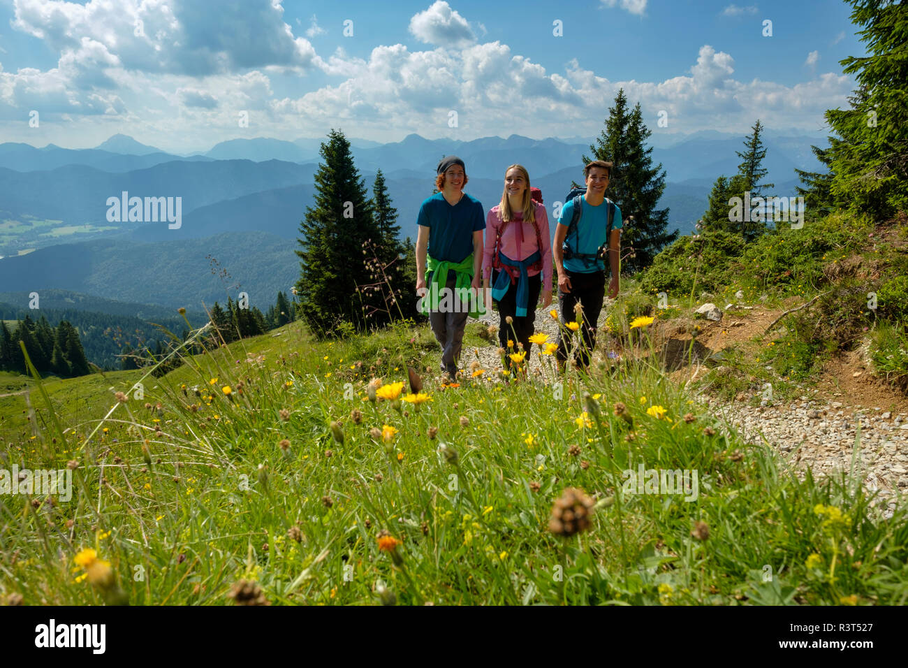 L'Allemagne, en Bavière, près de Brauneck Lenggries, jeunes amis de la randonnée dans un paysage alpin Banque D'Images