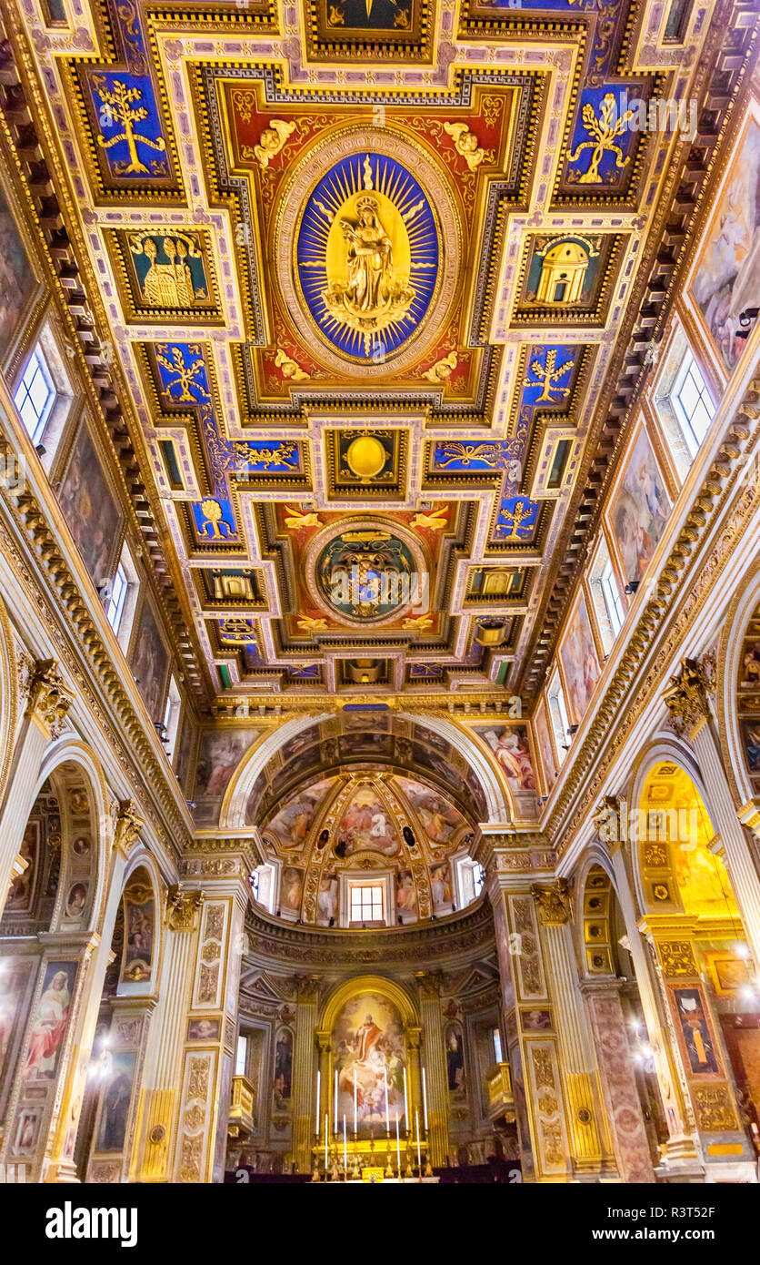 Chiesa San Marcello al Corso, autel et fresques, Rome, Italie. Construit en 309, reconstruite en 1500 après le sac de Rome. Les fresques sont des années 1600 Banque D'Images