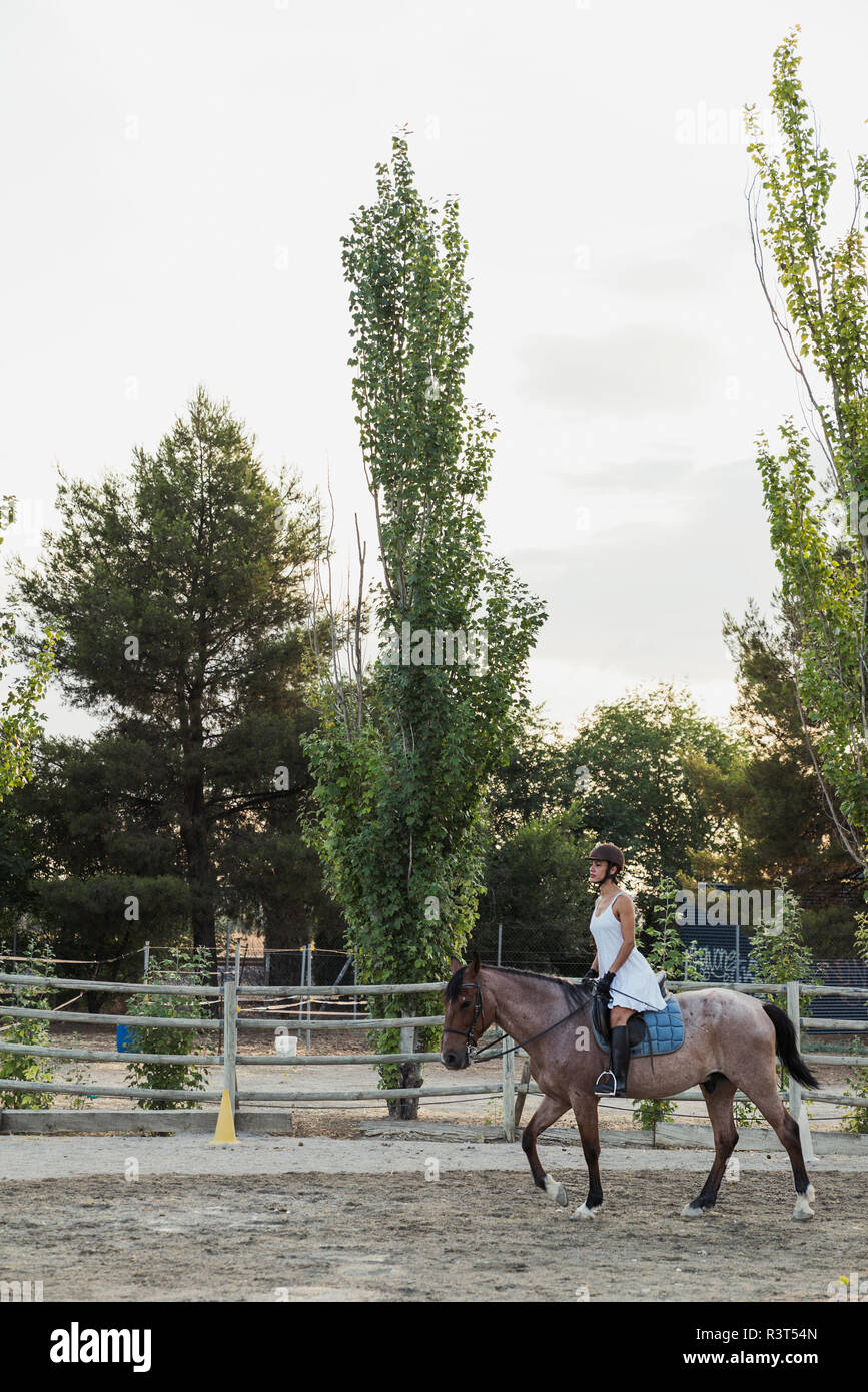 Woman riding on horse Banque D'Images