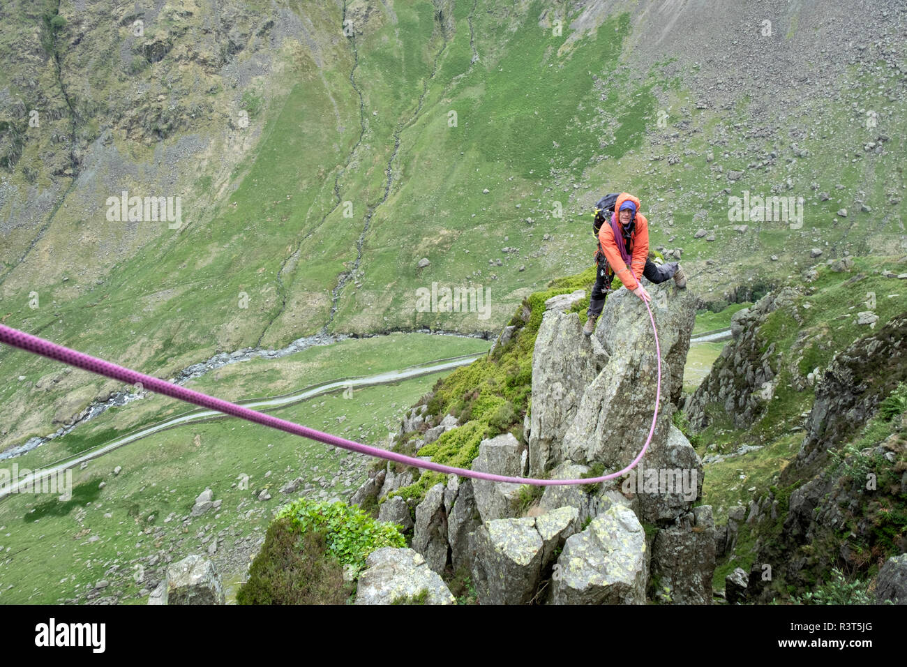 UK, Lake District, Longsleddale Buckbarrow vallée, Crag, homme d'escalade sur rocher Banque D'Images