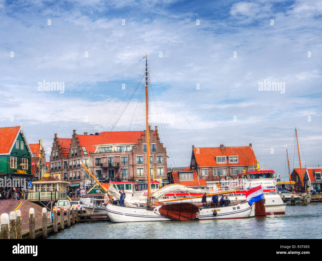 Pays-bas, Edam, Volendam est une ville néerlandaise sur le Markermeer lac avec bateaux dans Port Banque D'Images