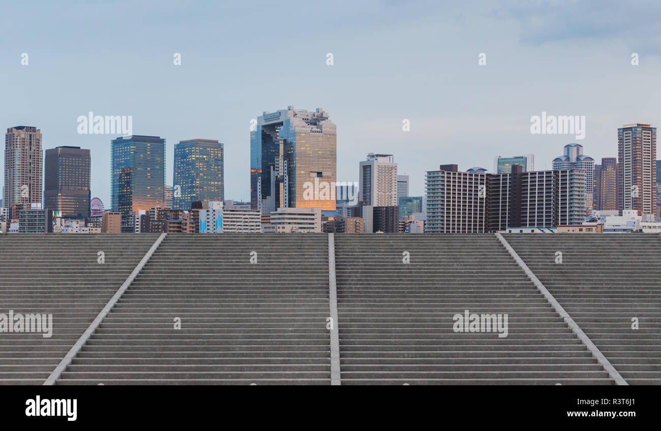 Vue panoramique sur les toits de la ville et des bâtiments vides avec escalier en béton Banque D'Images