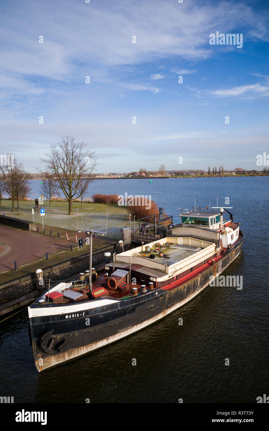 Pays-bas, Amsterdam. Spoorweg, Eastern Docklands-bassin, petit bateau Banque D'Images