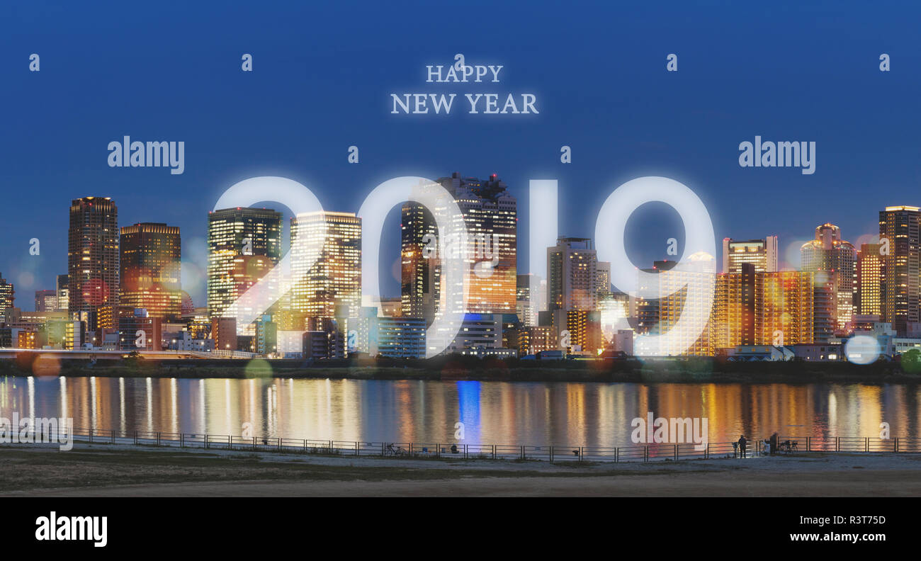 Bonne année 2019 dans la ville. Une vue panoramique sur la ville dans la nuit avec un léger effet Bokeh avec bonne année 2019 Célébration Banque D'Images