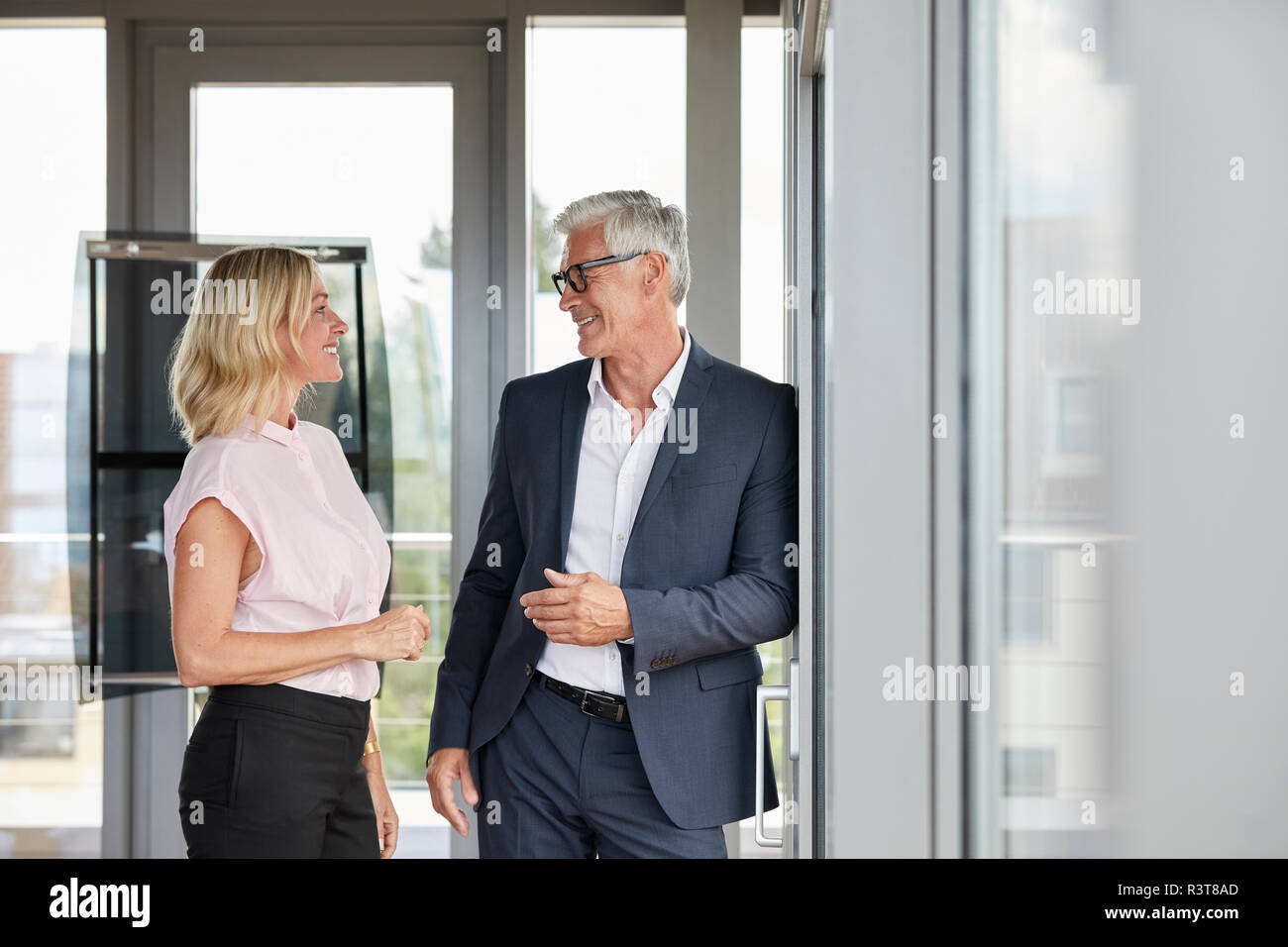 Man and Woman standing in office, discussing project Banque D'Images