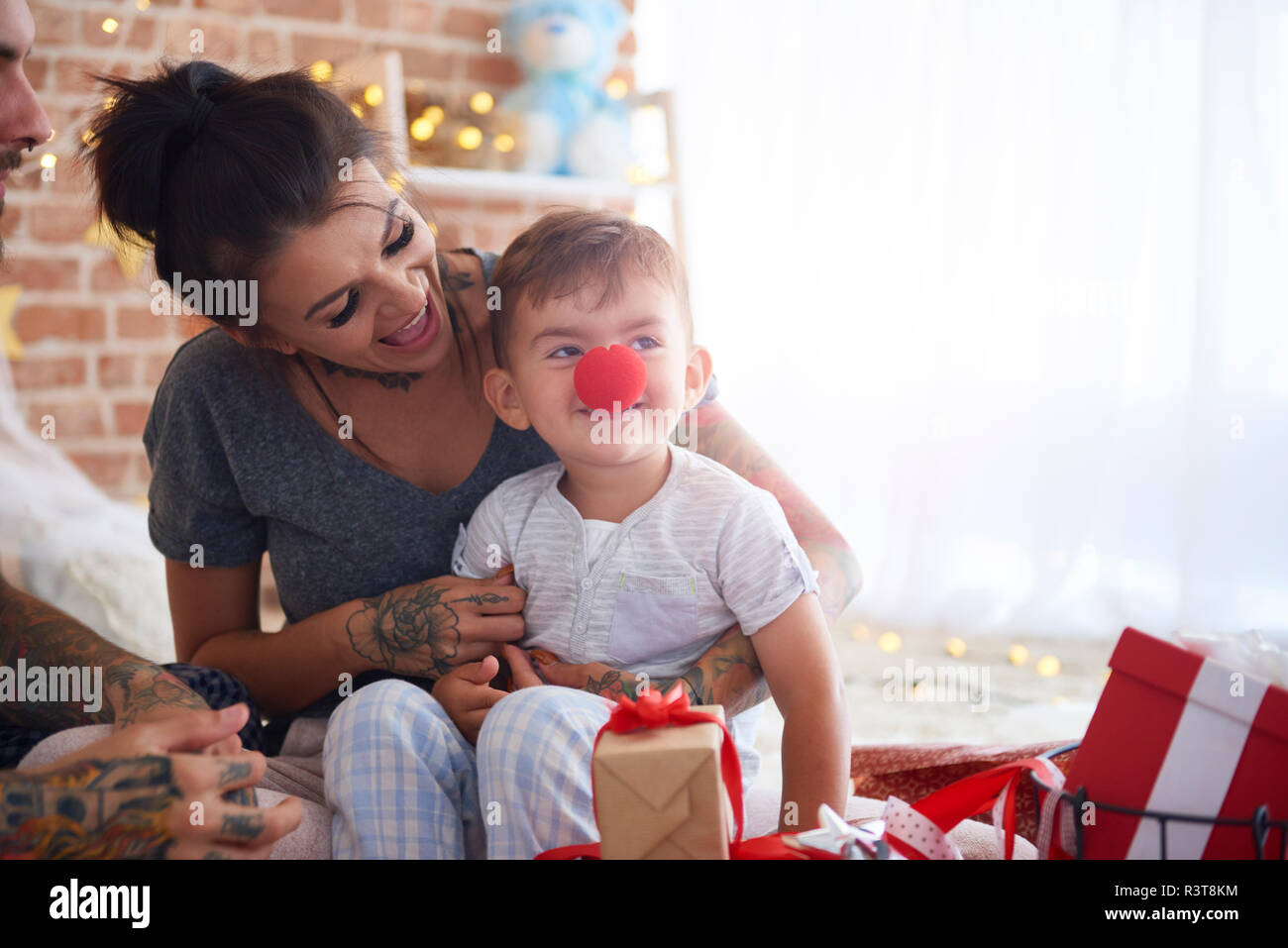 Happy Family having fun at Christmas time in bed Banque D'Images