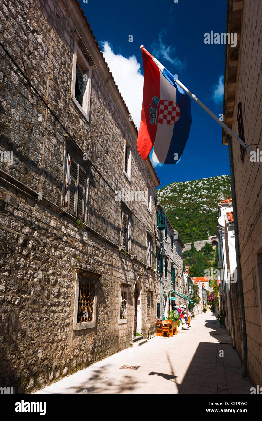 Rue étroite et drapeau croate, Ston, côte dalmate, en Croatie Banque D'Images