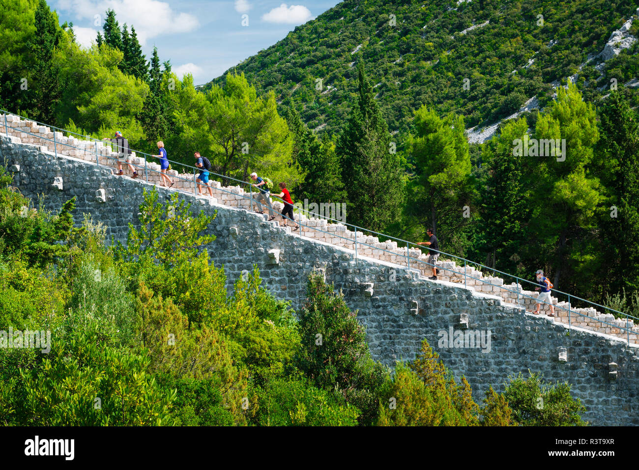 Les touristes à monter des escaliers sur la Grande Muraille, Ston, côte dalmate, en Croatie Banque D'Images