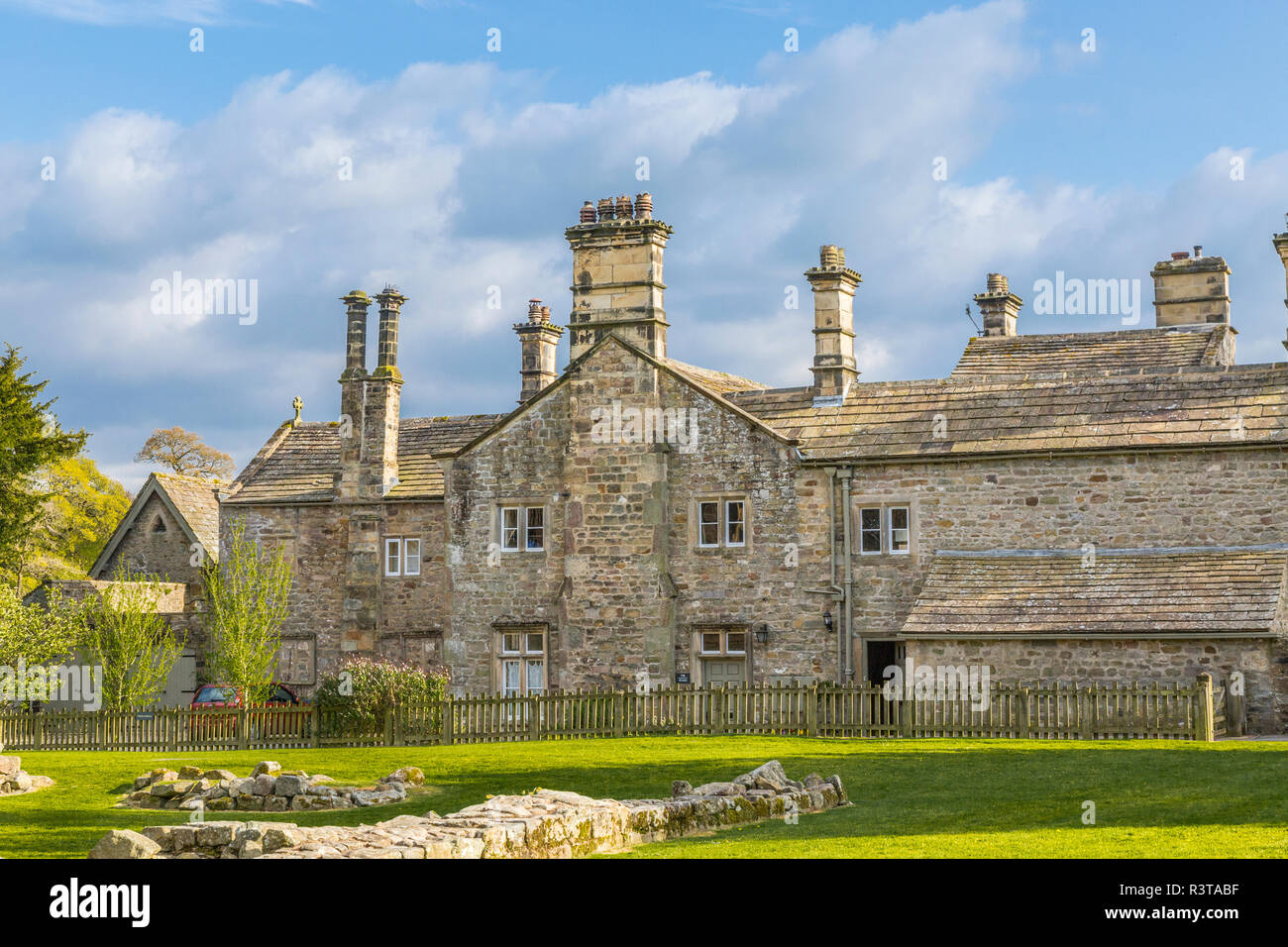 L'Angleterre, Yorkshire du Nord, Wharfedale, Bolton Abbey, près de la rivière Wharfe. L'église de la salle paroissiale. Banque D'Images