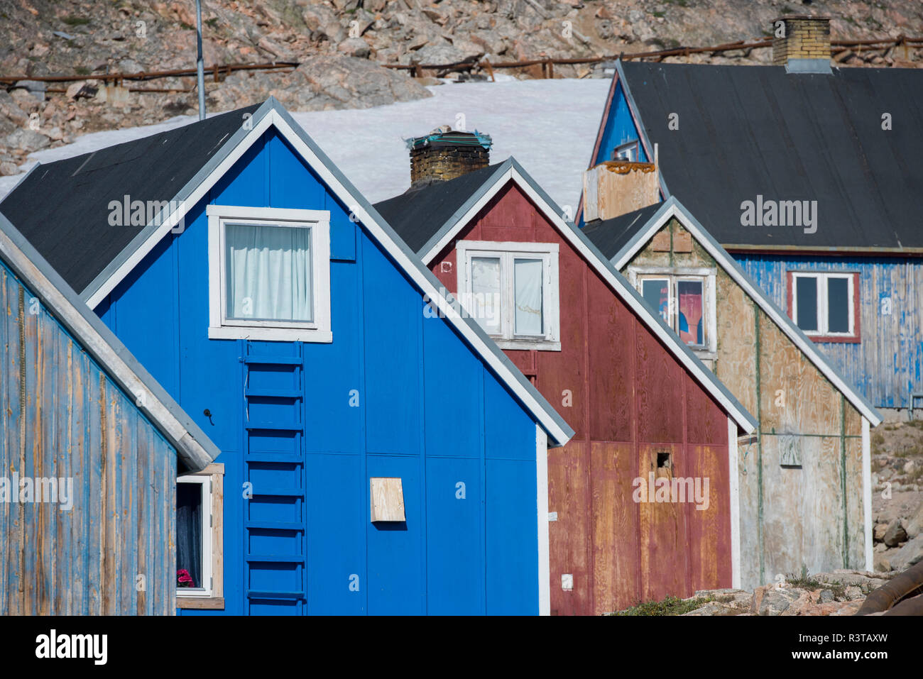 Le Groenland, Scorsebysund, aka Scorseby Sund, Ittoqqortoormiit. En bois coloré typique village homes groenlandaise. Banque D'Images