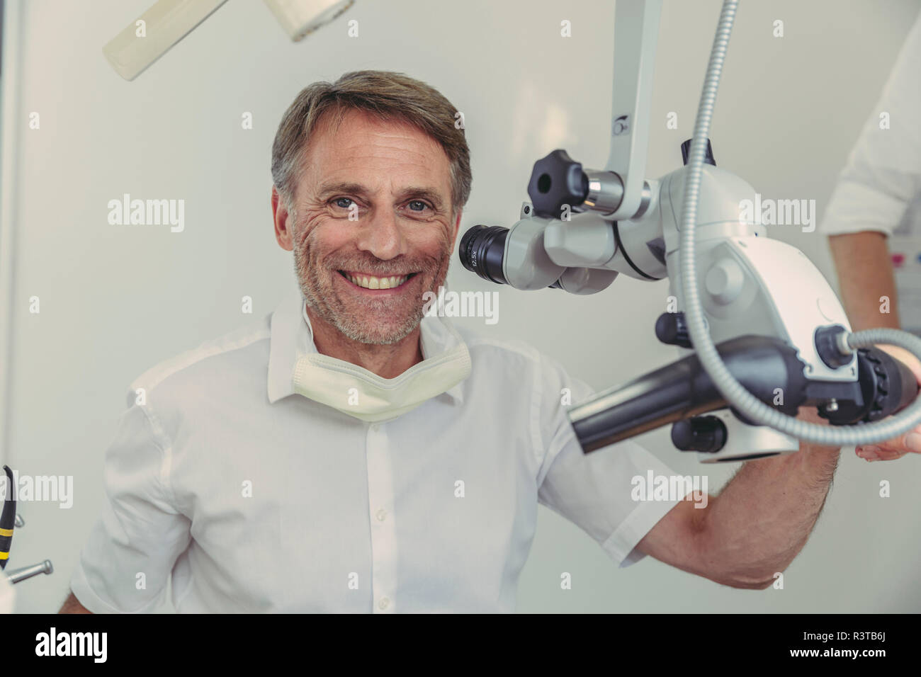 Dentiste à l'aide de microscope, portrait Banque D'Images