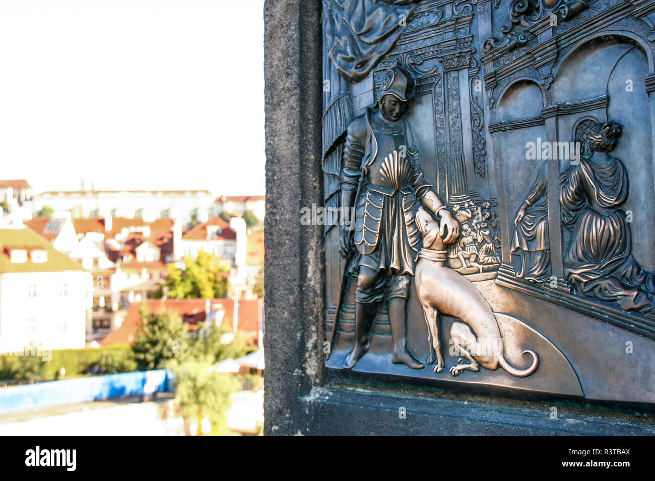 La plaque sur la statue de Jean Népomucène avec le chien, de toucher ce qui signifie bonne chance. Le pont Charles de Prague, République Tchèque Banque D'Images