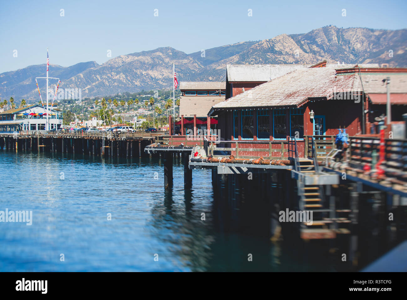 Belle vue de Santa Barbara, à pied en front de mer avec plage et port de plaisance, de palmiers et de montagnes, montagnes de Santa Ynez et Océan Pacifique, Santa Barbara co Banque D'Images