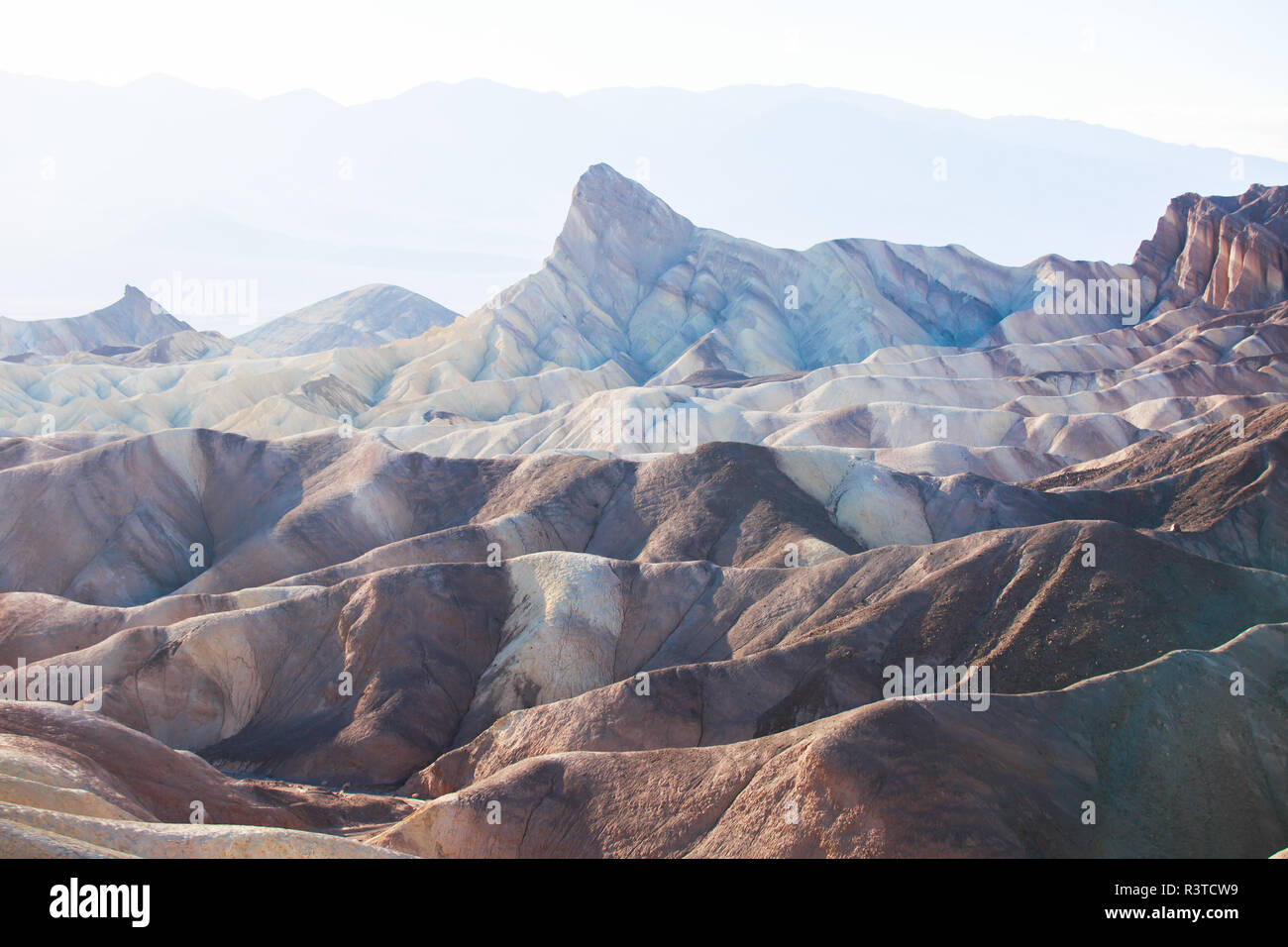 Vue d'été panoramique dynamique de Zabriskie point dans la vallée de la mort de Badlands National Park, Death Valley, comté d'Inyo, California, USA Banque D'Images