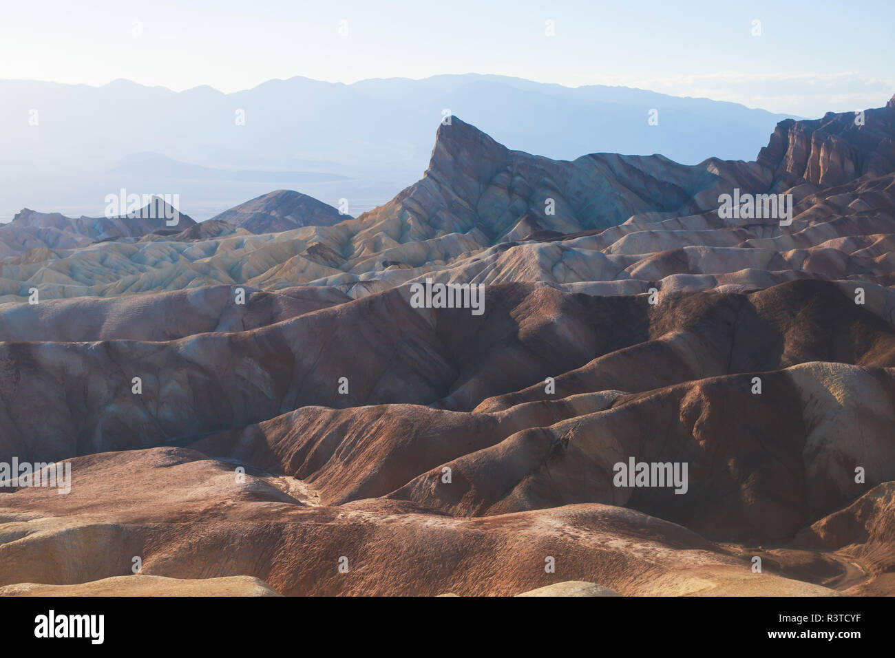 Vue d'été panoramique dynamique de Zabriskie point dans la vallée de la mort de Badlands National Park, Death Valley, comté d'Inyo, California, USA Banque D'Images