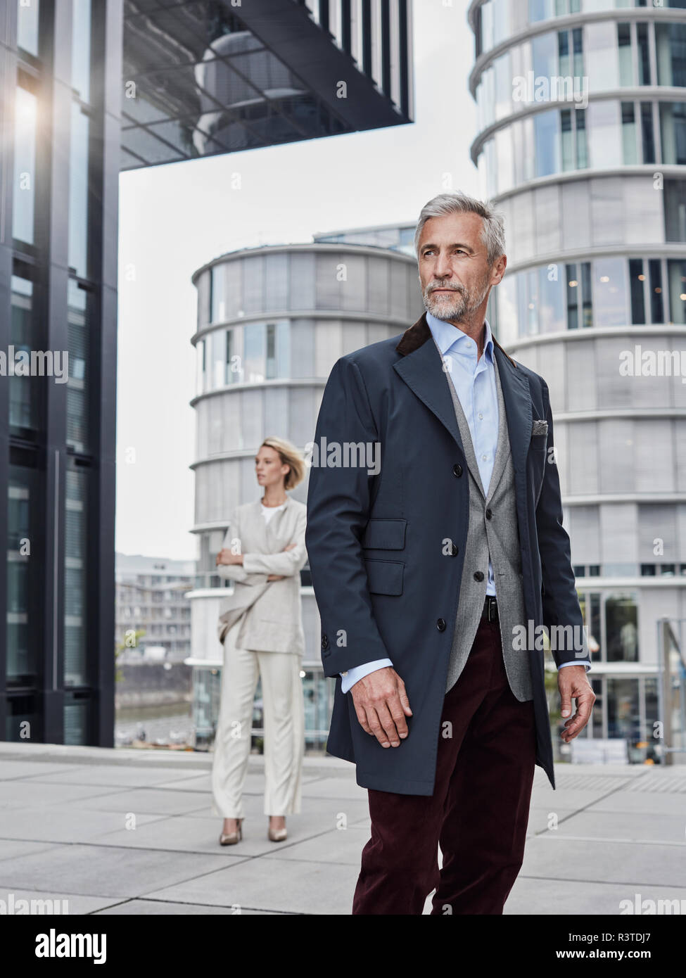 Allemagne, Düsseldorf, portrait de man à la mode en face de bâtiment d'affaires moderne Banque D'Images