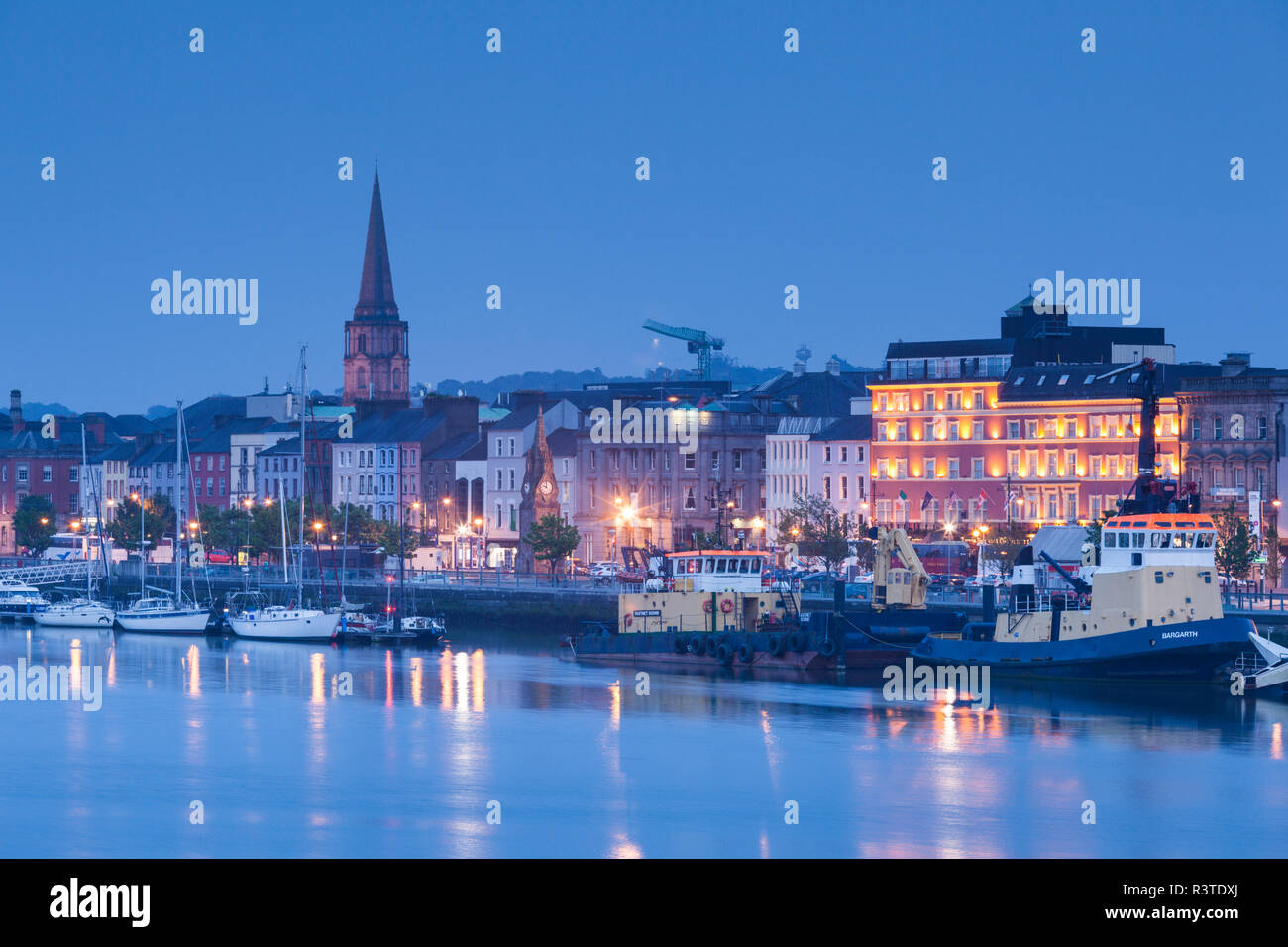 L'Irlande, le comté de Waterford, Waterford City, Skyline, dusk Banque D'Images