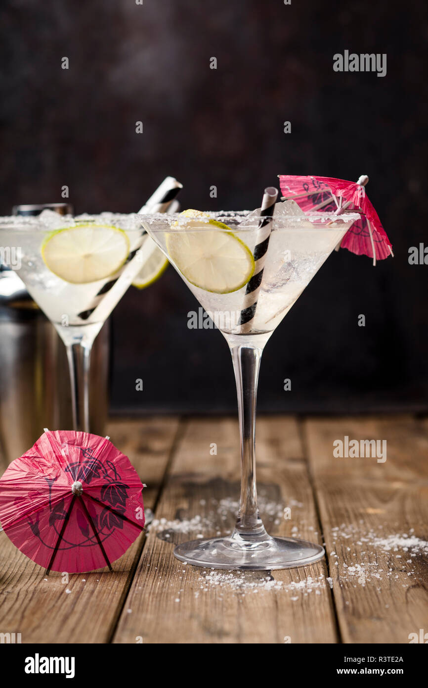 Deux verres de cocktail avec des tranches de lime Margherita Banque D'Images