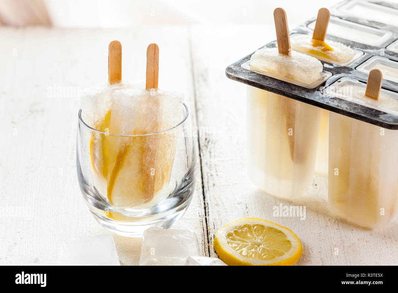 Sucettes glacées au citron gin fait maison Banque D'Images