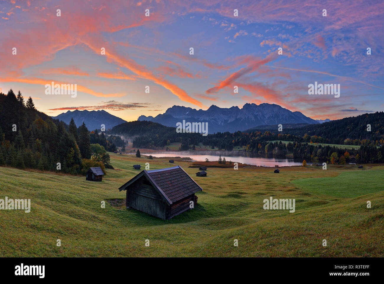 Allemagne, Bavière, Werdenfelser Land, lac Geroldsee avec grange à foin au coucher du soleil, en arrière-plan les montagnes du Karwendel au lever du soleil Banque D'Images