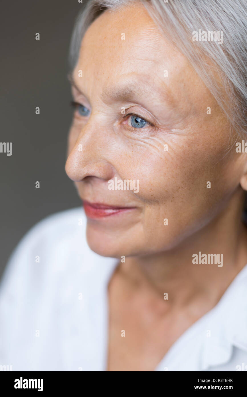 Demi-profil de blue eyed woman Banque D'Images