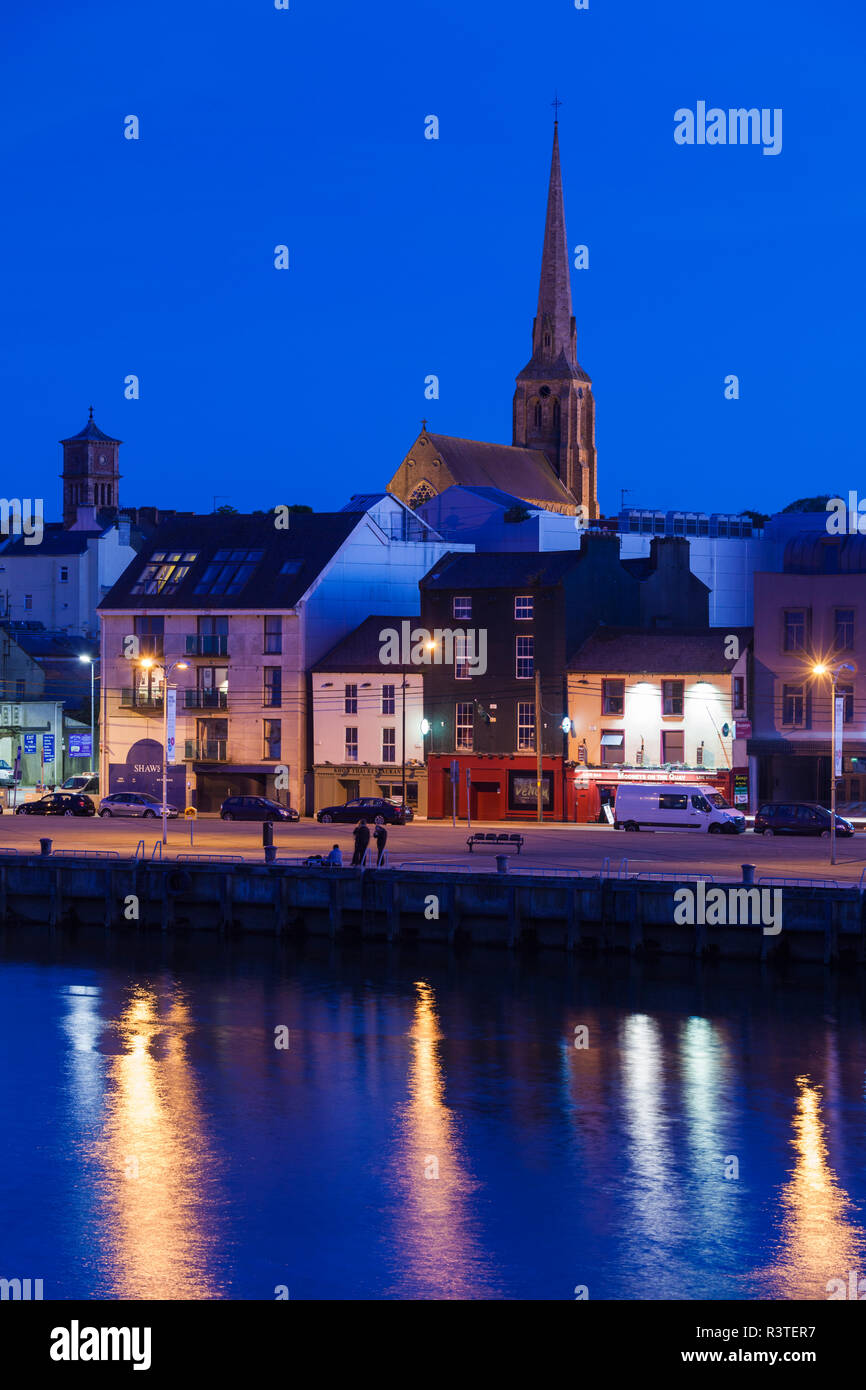 L'Irlande, le comté de Wexford, Wexford Town, riverfront vue, crépuscule Banque D'Images