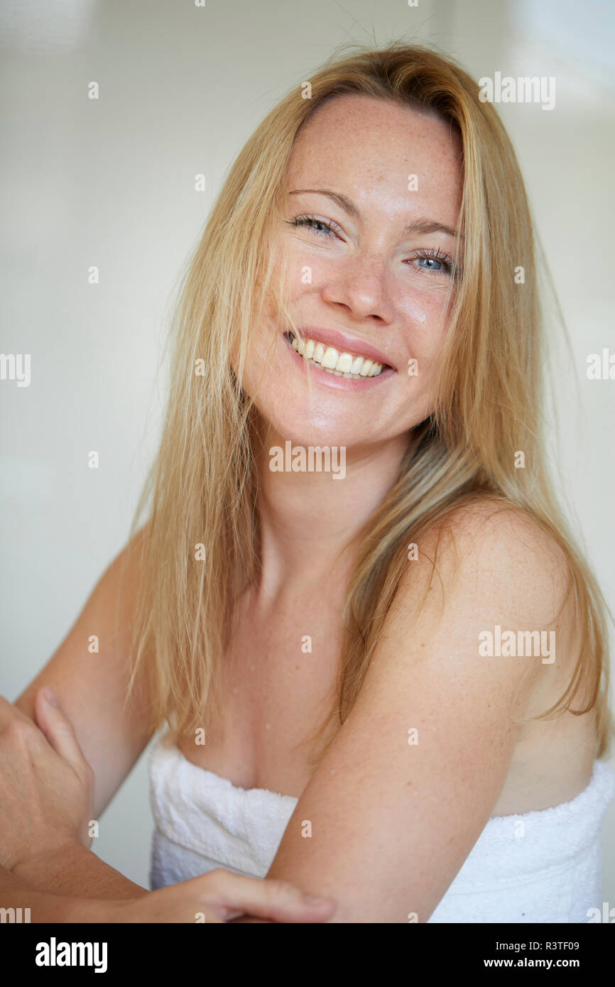 Portrait of a smiling woman, enveloppé dans une serviette Banque D'Images