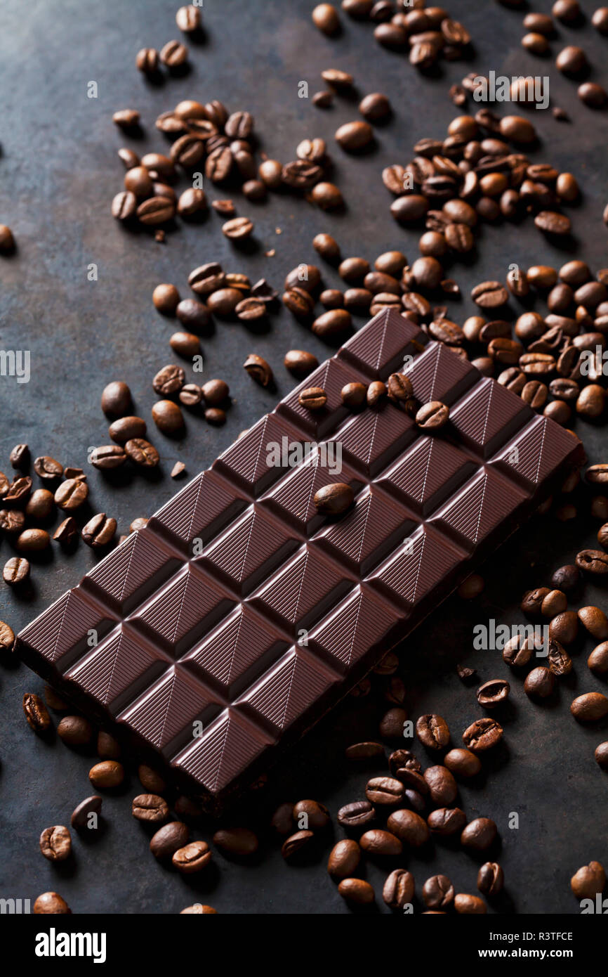 Les grains de café fraîchement torréfié et de chocolat noir Banque D'Images