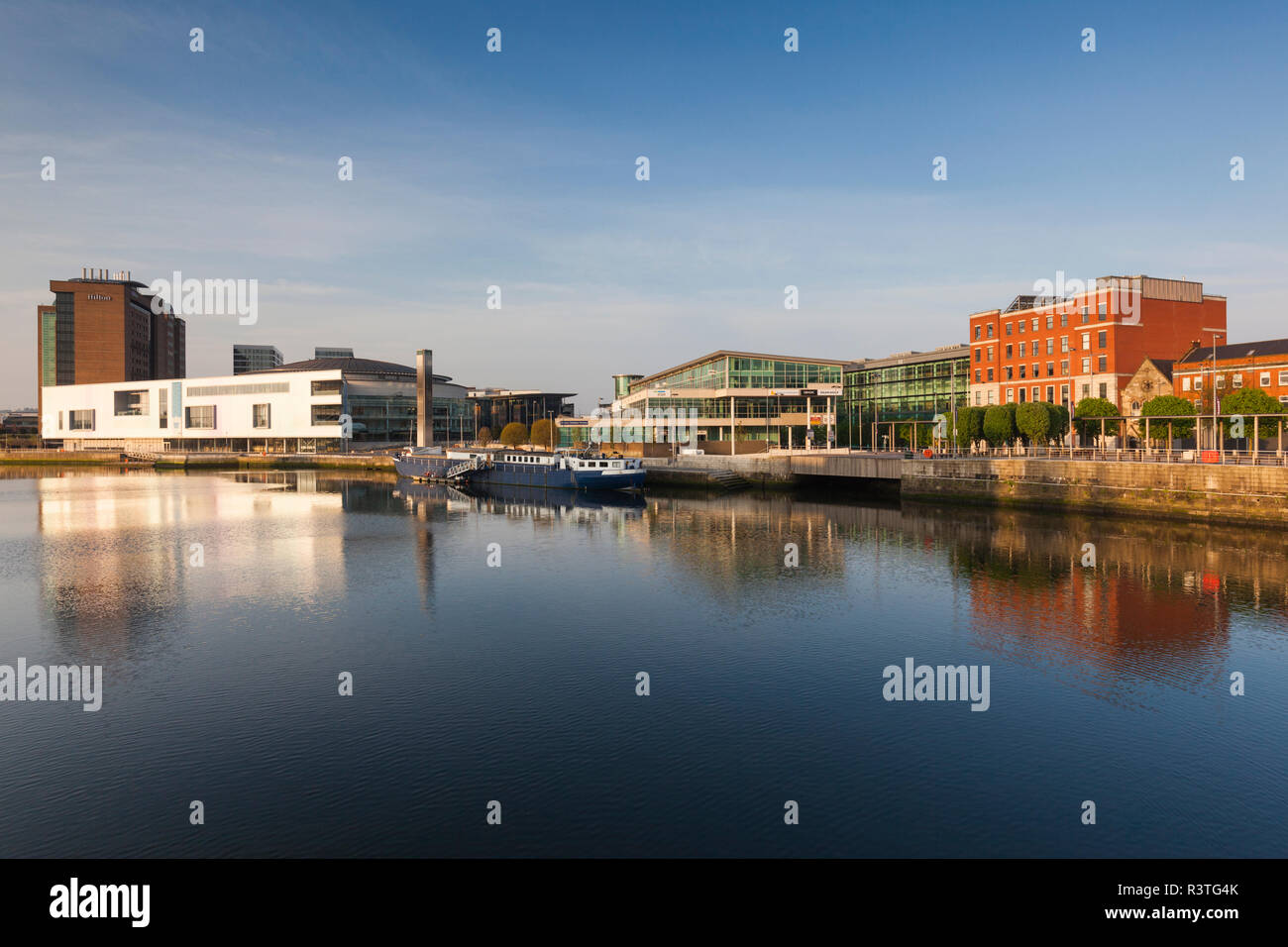 Royaume-uni, Irlande du Nord, Belfast, ville au bord de la rivière Lagan avec Waterfront Hall à l'aube Banque D'Images