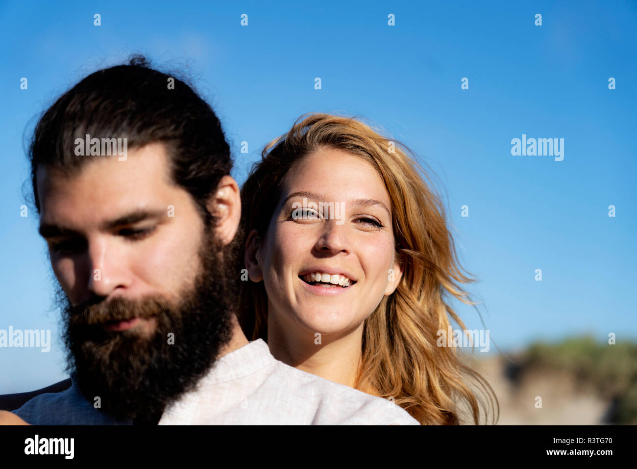 Portrait d'un couple heureux, passer du temps dans la nature Banque D'Images Portrait d'un couple heureux, passer du temps dans la nature Banque D'Images