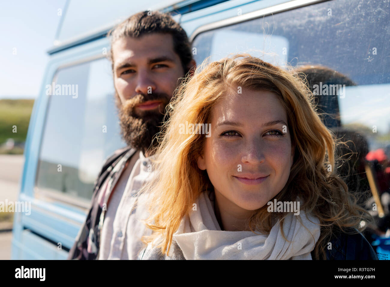 Jeune couple de commencer un voyage sur la route Banque D'Images Jeune couple de commencer un voyage sur la route Banque D'Images
