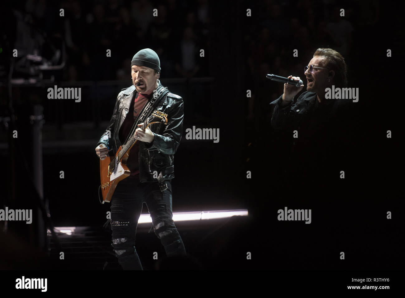 U2 concert au O2 Arena à Londres, le 23 octobre 2018 dans le cadre de leur expérience  + iNNOCENCE World Tour 2018 comprend : The Edge, Bono Où : London, Royaume-Uni Quand : 23 Oct 2018 Crédit : Simon Reed/WENN.com Banque D'Images