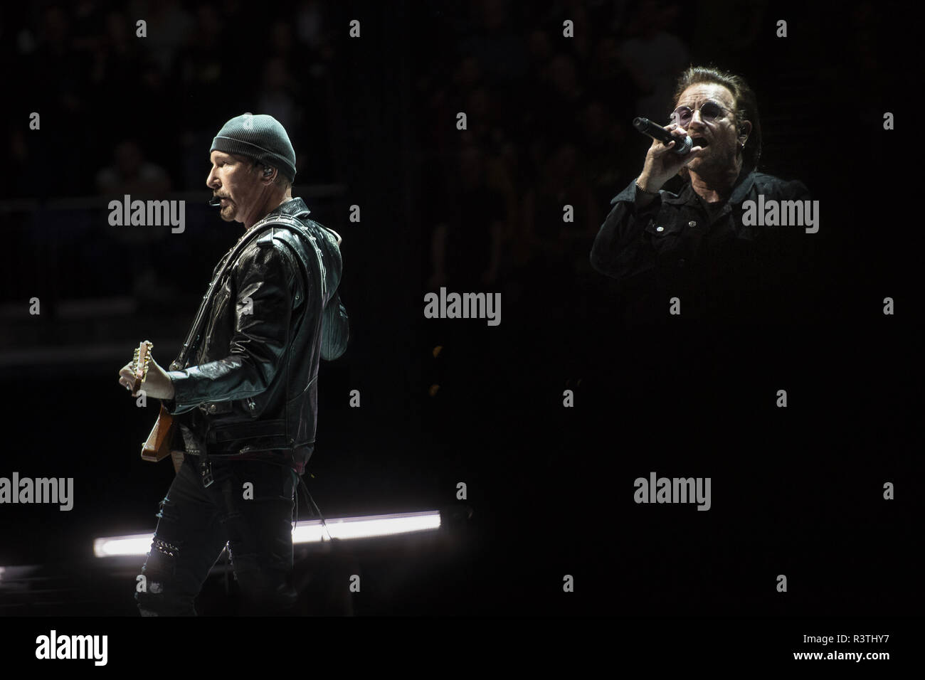 U2 concert au O2 Arena à Londres, le 23 octobre 2018 dans le cadre de leur expérience  + iNNOCENCE World Tour 2018 comprend : The Edge, Bono Où : London, Royaume-Uni Quand : 23 Oct 2018 Crédit : Simon Reed/WENN.com Banque D'Images