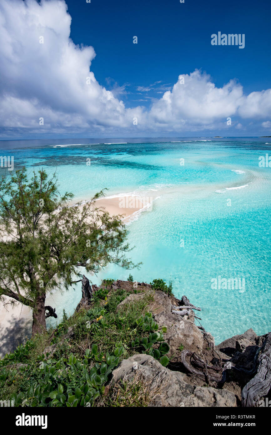 Îles du Pacifique, les Tonga. Vue de la barre de sable, océan, et les nuages du haut d'une falaise sur une île inhabitée Banque D'Images