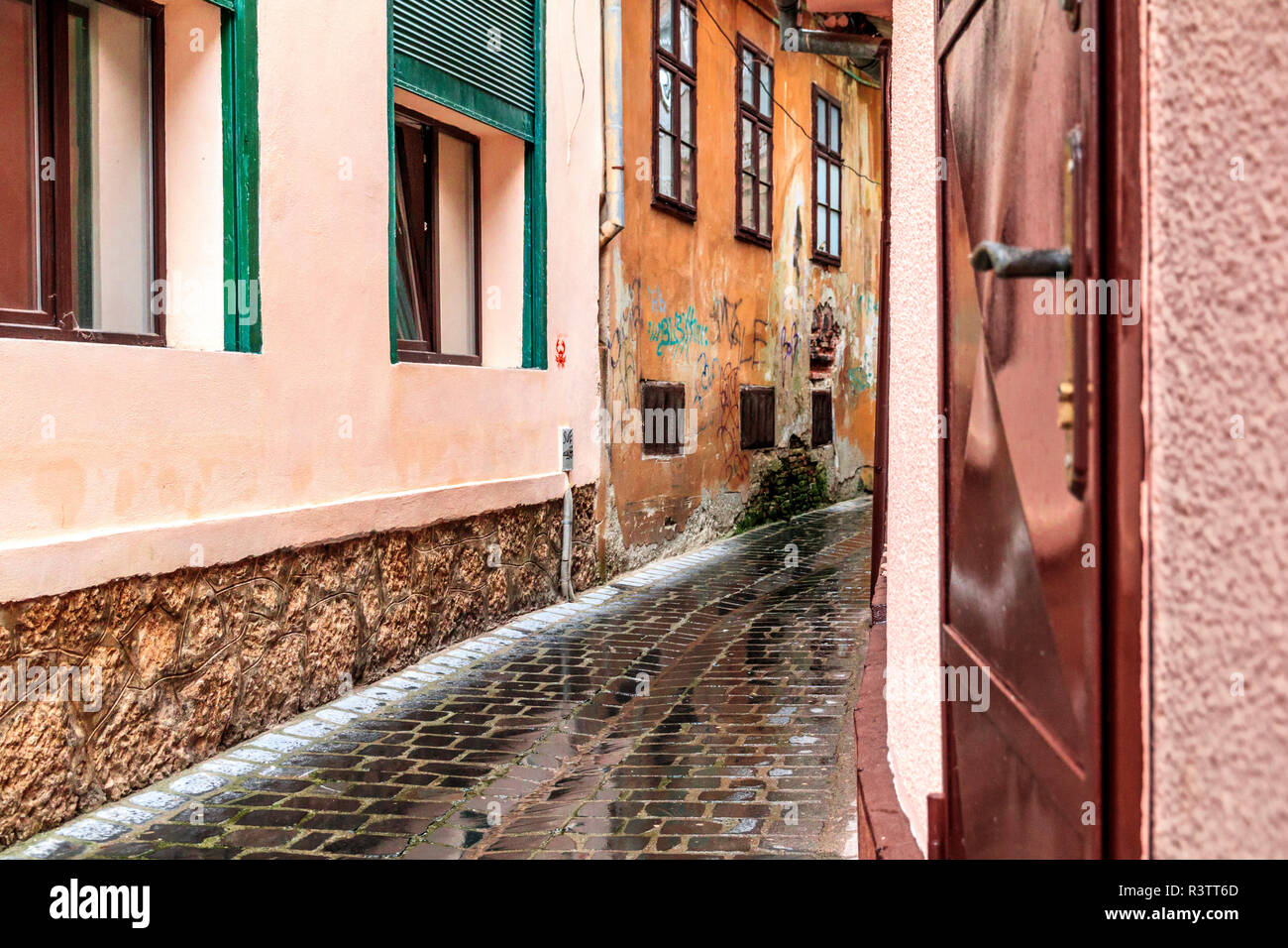 L'Europe, la Roumanie. Brasov. Pluie sur passage étroites et pavées. Banque D'Images