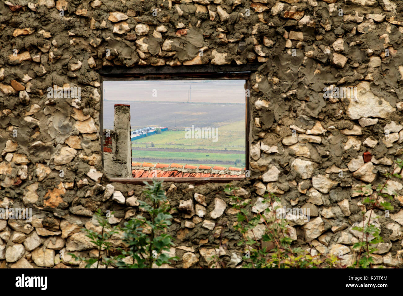 L'Europe, la Roumanie. Brasov. Les toits des maisons et villages, voir de campagne, à travers une fenêtre du mur. Banque D'Images