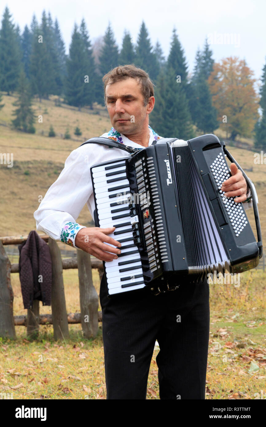 La Roumanie. Moldovita. Village des musiciens, des danseurs et des mécènes  de la café local. Joueur d'accordéon Photo Stock - Alamy