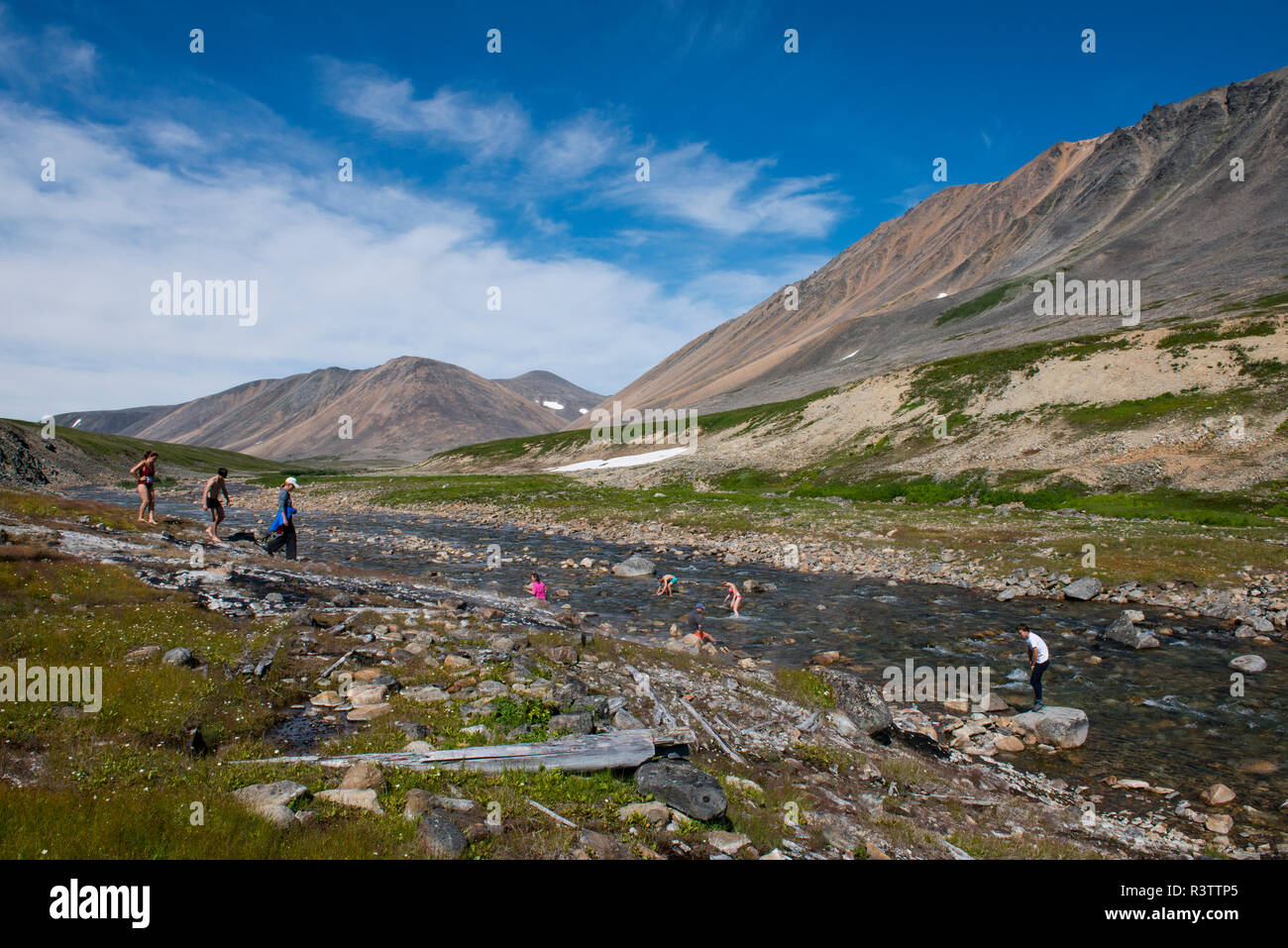 La Russie, l'Extrême-Orient russe, Okrug autonome de Tchoukotka, aka la Tchoukotka. Senyavina Senyavina Détroit, Proliv. Les visiteurs de patauger dans le froid glacial du flux de Sibérie. Banque D'Images