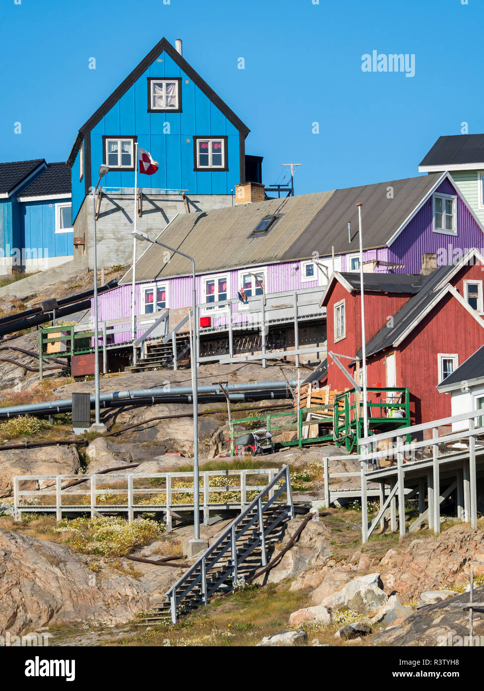 Petite ville d'Uummannaq et péninsule Nuussuaq glaciaires dans l'arrière-plan. Le Groenland, le Danemark (usage éditorial uniquement) Banque D'Images