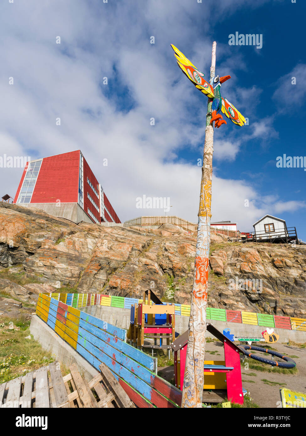 Aire de jeux pour enfants et l'école. Petite ville d'Uummannaq dans le nord-ouest du Groenland, le Danemark (usage éditorial uniquement) Banque D'Images